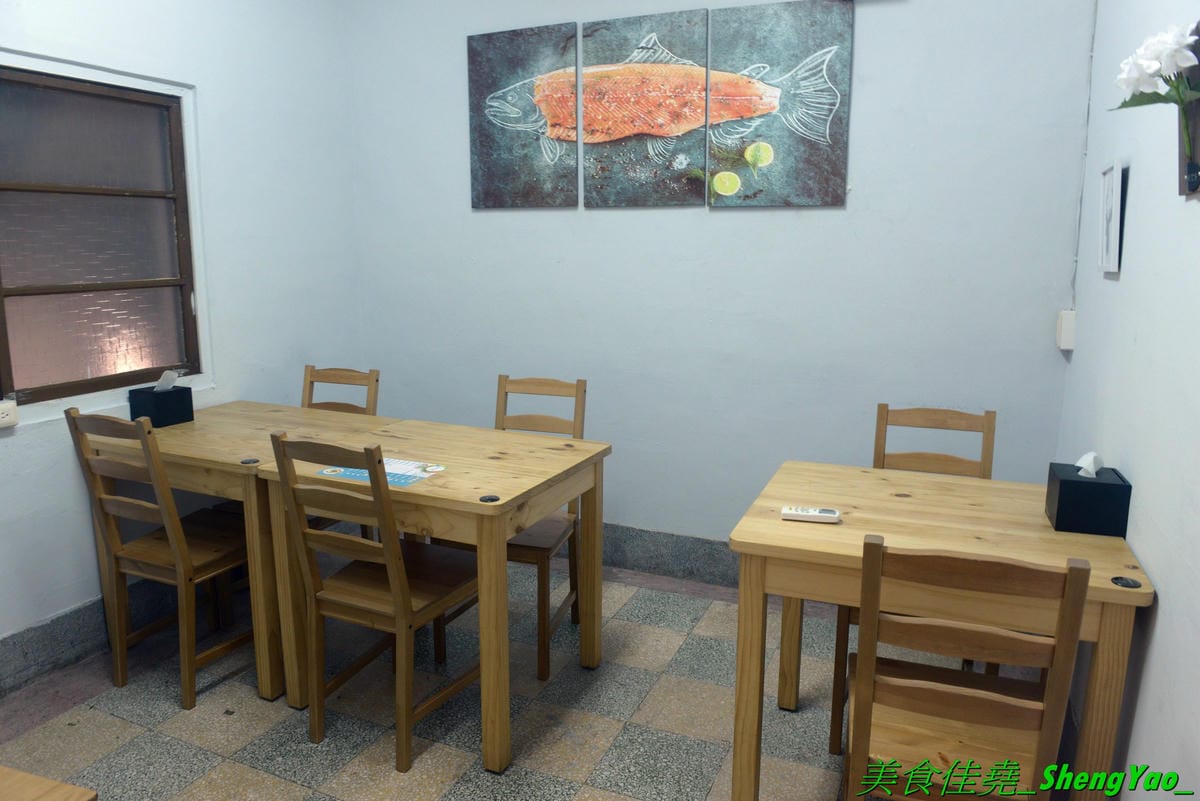 [台中北區]安羽軒食堂 – 台中超火紅的浮誇丼飯專賣店又有新東西了,超霸氣燒烤戰斧豬排一次給你兩支讓你當雷神索爾,20盎司大份量,搭配兩種不同風格的調味,好好吃但是吃完超飽的啦(已歇業)