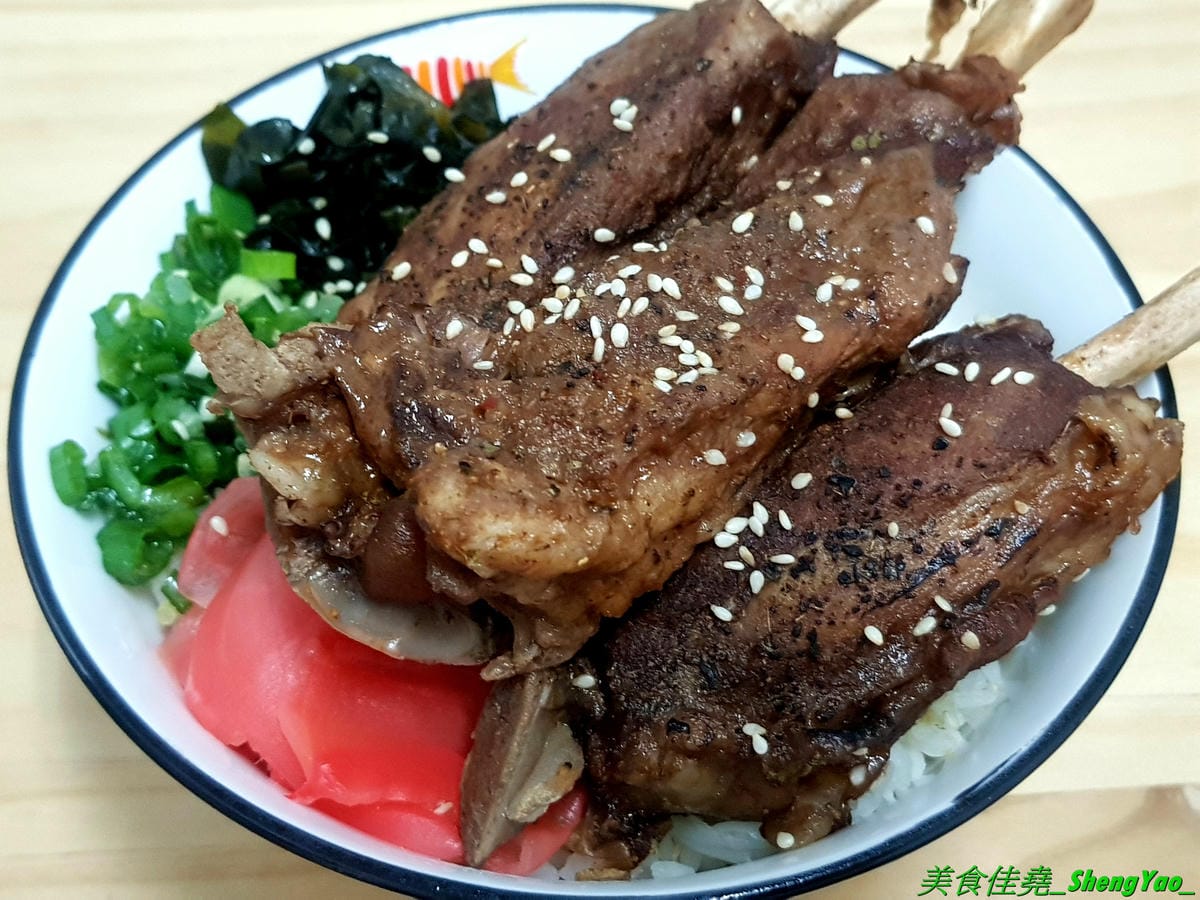 [台中北區]安羽軒食堂 – 台中超火紅的浮誇丼飯專賣店又有新東西了,超霸氣燒烤戰斧豬排一次給你兩支讓你當雷神索爾,20盎司大份量,搭配兩種不同風格的調味,好好吃但是吃完超飽的啦(已歇業)