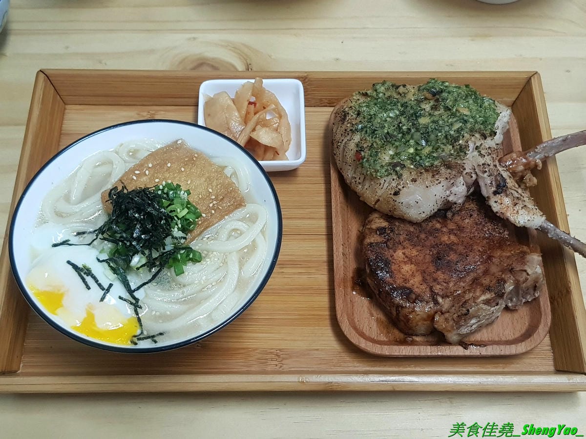 [台中北區]安羽軒食堂 – 台中超火紅的浮誇丼飯專賣店又有新東西了,超霸氣燒烤戰斧豬排一次給你兩支讓你當雷神索爾,20盎司大份量,搭配兩種不同風格的調味,好好吃但是吃完超飽的啦(已歇業)