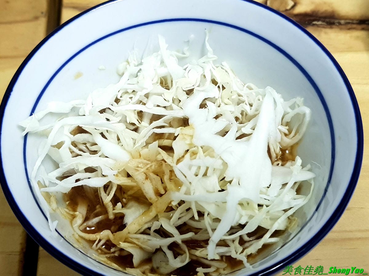 [台中北區]安羽軒食堂 – 台中超火紅的浮誇丼飯專賣店又有新東西了,超霸氣燒烤戰斧豬排一次給你兩支讓你當雷神索爾,20盎司大份量,搭配兩種不同風格的調味,好好吃但是吃完超飽的啦(已歇業)