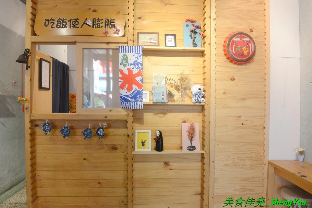 [台中北區]安羽軒食堂 – 台中超火紅的浮誇丼飯專賣店又有新東西了,超霸氣燒烤戰斧豬排一次給你兩支讓你當雷神索爾,20盎司大份量,搭配兩種不同風格的調味,好好吃但是吃完超飽的啦(已歇業)