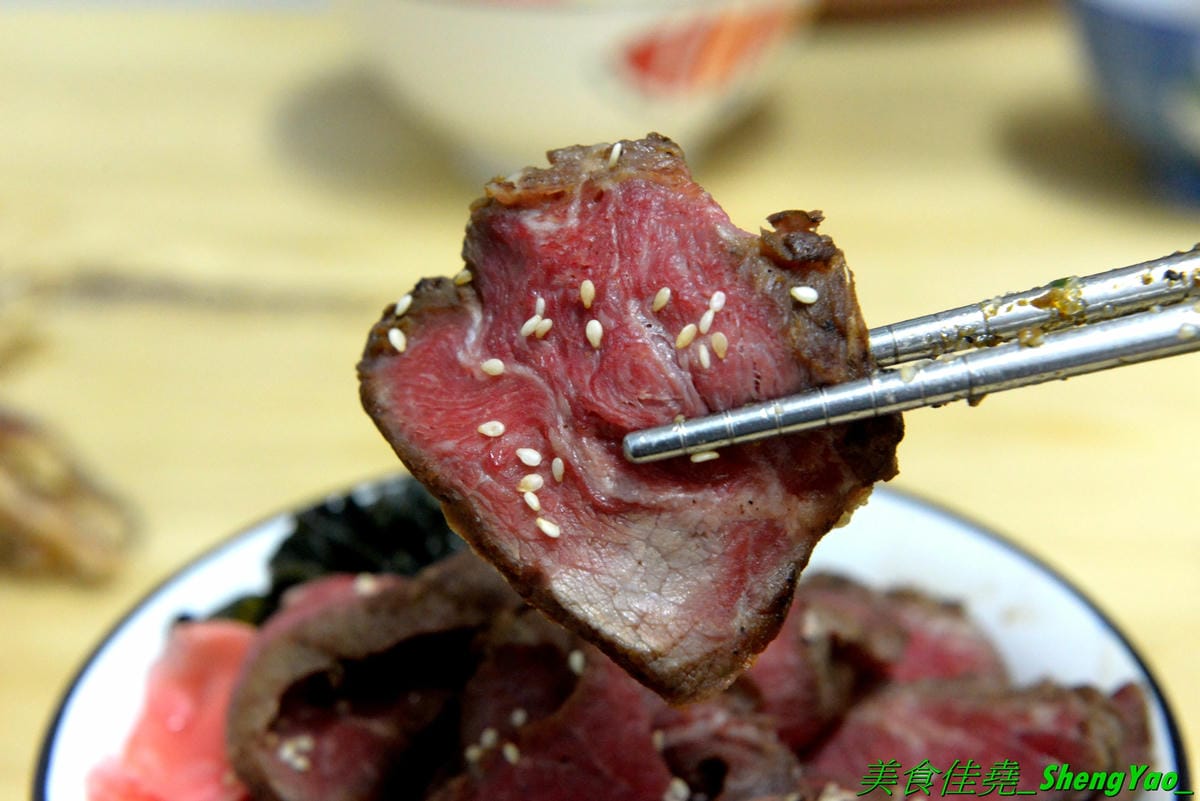 [台中北區]安羽軒食堂 – 台中超火紅的浮誇丼飯專賣店又有新東西了,超霸氣燒烤戰斧豬排一次給你兩支讓你當雷神索爾,20盎司大份量,搭配兩種不同風格的調味,好好吃但是吃完超飽的啦(已歇業)