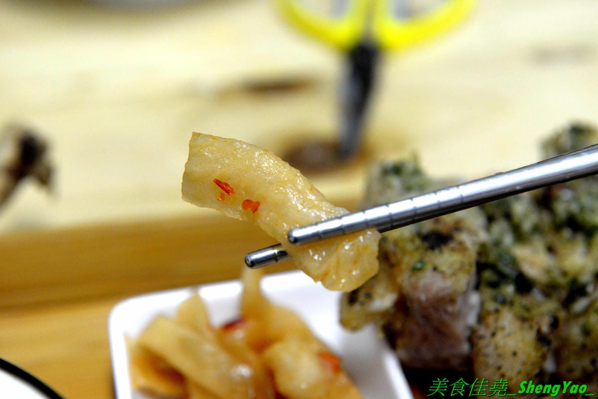 [台中北區]安羽軒食堂 – 台中超火紅的浮誇丼飯專賣店又有新東西了,超霸氣燒烤戰斧豬排一次給你兩支讓你當雷神索爾,20盎司大份量,搭配兩種不同風格的調味,好好吃但是吃完超飽的啦(已歇業)