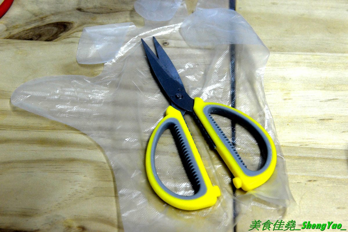 [台中北區]安羽軒食堂 – 台中超火紅的浮誇丼飯專賣店又有新東西了,超霸氣燒烤戰斧豬排一次給你兩支讓你當雷神索爾,20盎司大份量,搭配兩種不同風格的調味,好好吃但是吃完超飽的啦(已歇業)