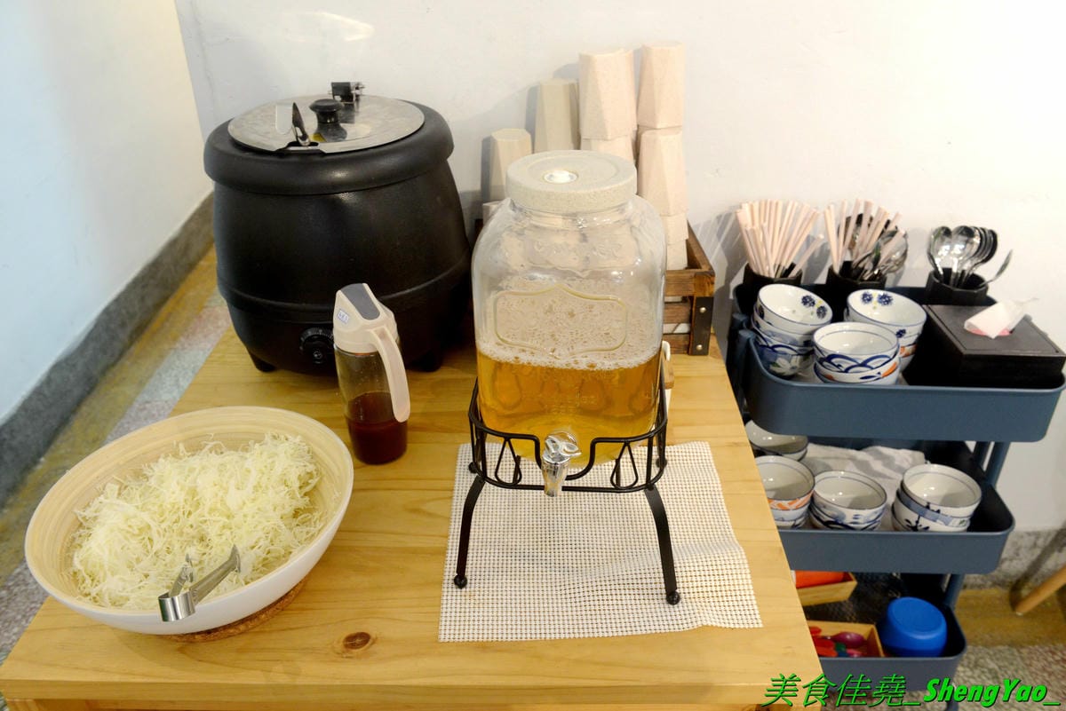 [台中北區]安羽軒食堂 – 台中超火紅的浮誇丼飯專賣店又有新東西了,超霸氣燒烤戰斧豬排一次給你兩支讓你當雷神索爾,20盎司大份量,搭配兩種不同風格的調味,好好吃但是吃完超飽的啦(已歇業)