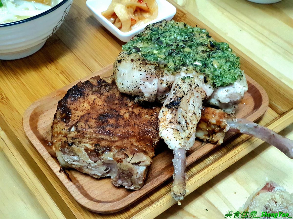 [台中北區]安羽軒食堂 – 台中超火紅的浮誇丼飯專賣店又有新東西了,超霸氣燒烤戰斧豬排一次給你兩支讓你當雷神索爾,20盎司大份量,搭配兩種不同風格的調味,好好吃但是吃完超飽的啦(已歇業)