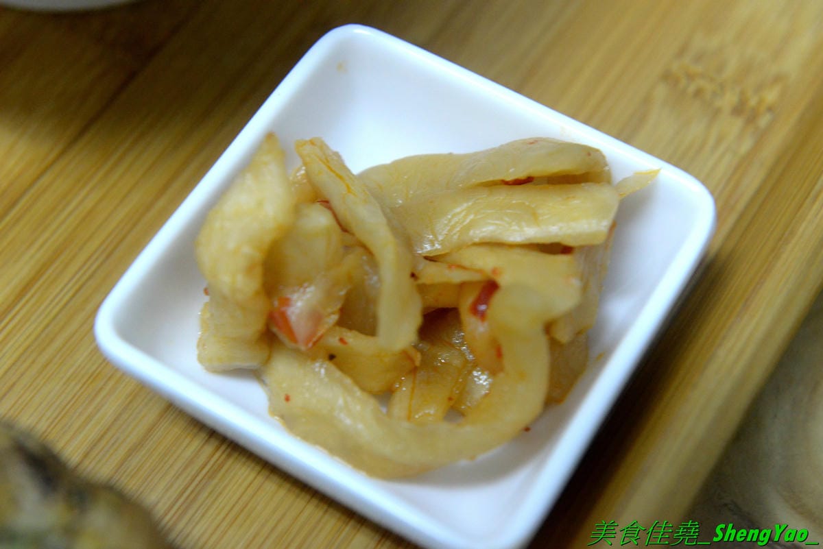 [台中北區]安羽軒食堂 – 台中超火紅的浮誇丼飯專賣店又有新東西了,超霸氣燒烤戰斧豬排一次給你兩支讓你當雷神索爾,20盎司大份量,搭配兩種不同風格的調味,好好吃但是吃完超飽的啦(已歇業)