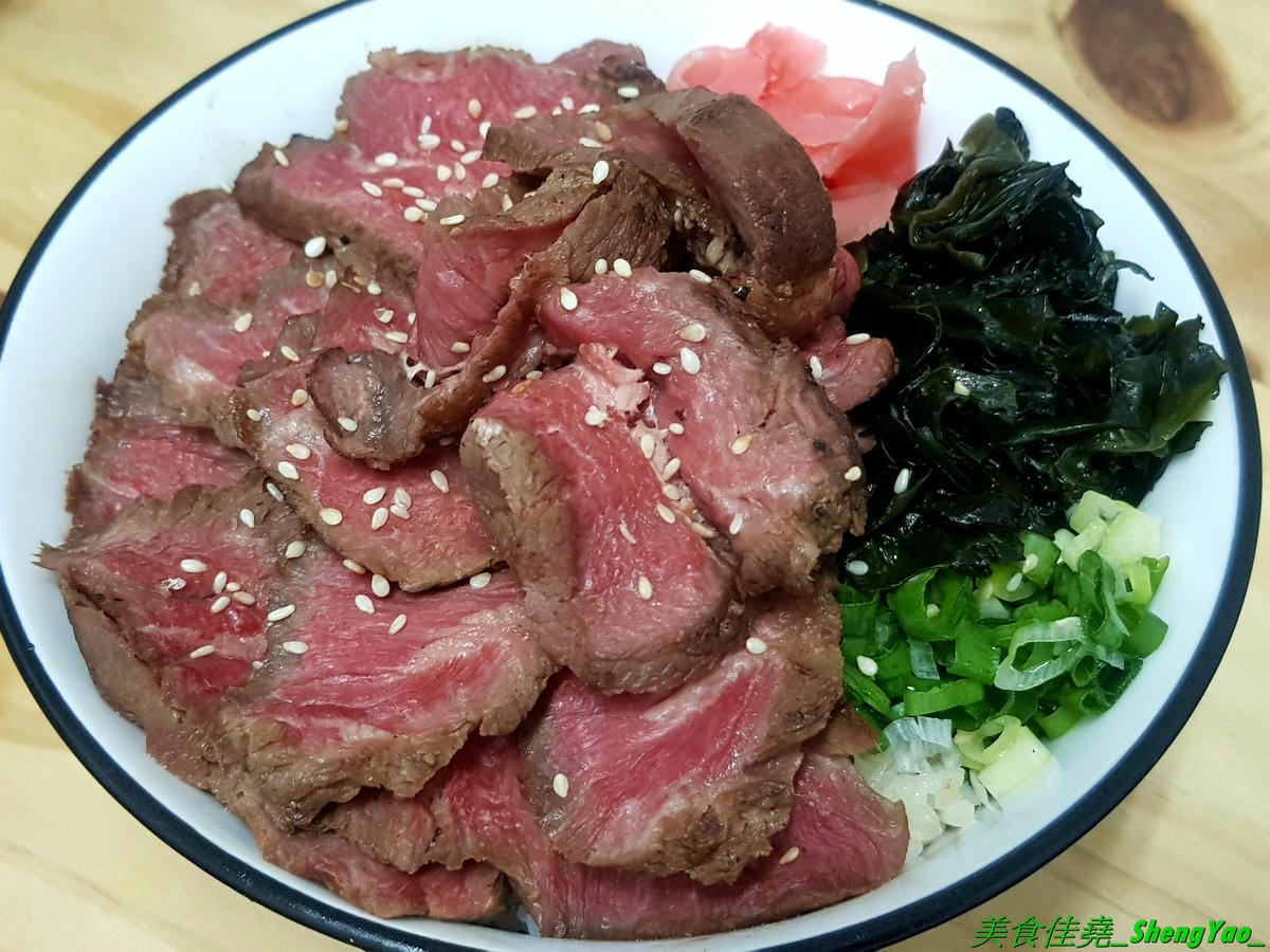 [台中北區]安羽軒食堂 – 台中超火紅的浮誇丼飯專賣店又有新東西了,超霸氣燒烤戰斧豬排一次給你兩支讓你當雷神索爾,20盎司大份量,搭配兩種不同風格的調味,好好吃但是吃完超飽的啦(已歇業)
