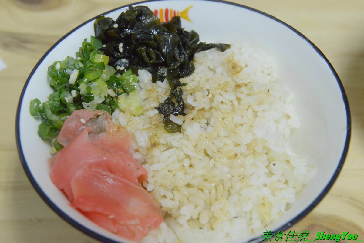 [台中北區]安羽軒食堂 – 台中超火紅的浮誇丼飯專賣店又有新東西了,超霸氣燒烤戰斧豬排一次給你兩支讓你當雷神索爾,20盎司大份量,搭配兩種不同風格的調味,好好吃但是吃完超飽的啦(已歇業)