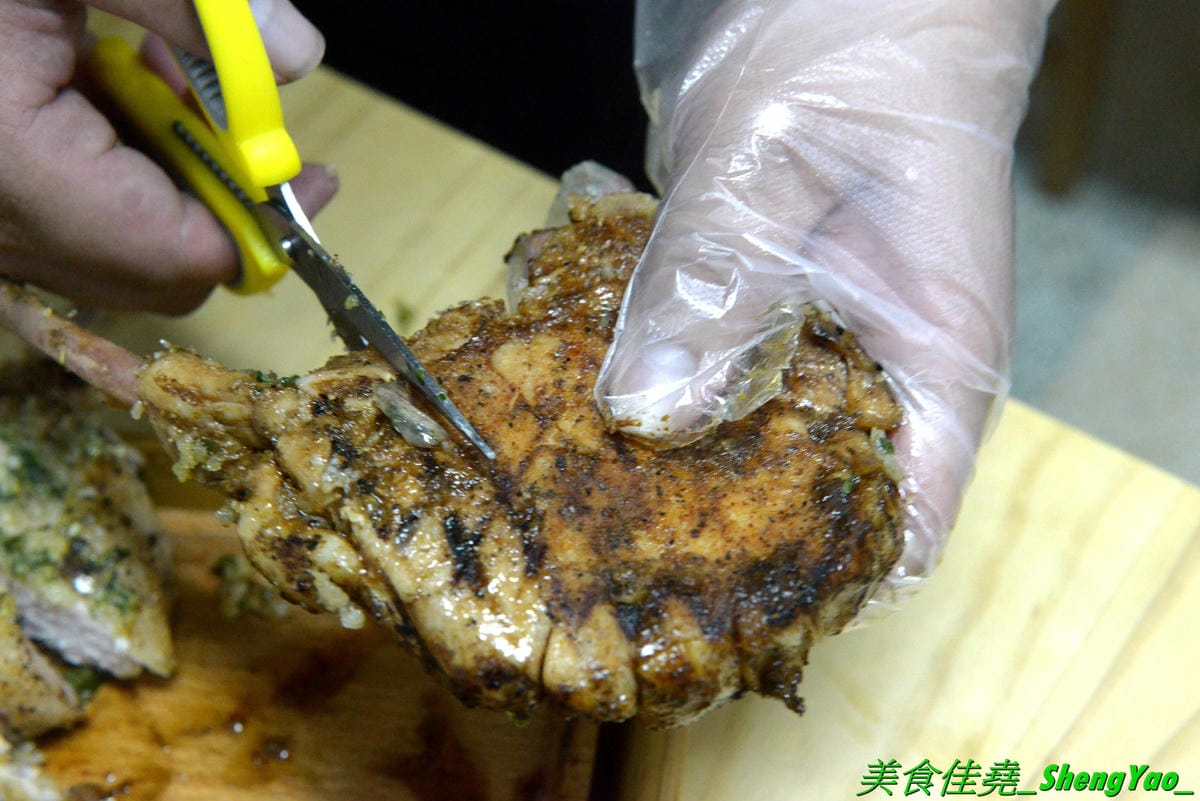 [台中北區]安羽軒食堂 – 台中超火紅的浮誇丼飯專賣店又有新東西了,超霸氣燒烤戰斧豬排一次給你兩支讓你當雷神索爾,20盎司大份量,搭配兩種不同風格的調味,好好吃但是吃完超飽的啦(已歇業)