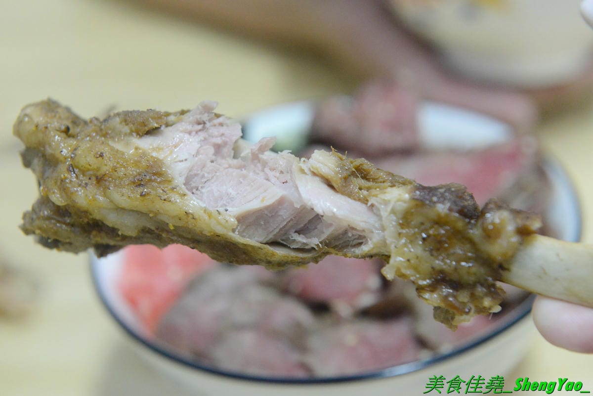 [台中北區]安羽軒食堂 – 台中超火紅的浮誇丼飯專賣店又有新東西了,超霸氣燒烤戰斧豬排一次給你兩支讓你當雷神索爾,20盎司大份量,搭配兩種不同風格的調味,好好吃但是吃完超飽的啦(已歇業)