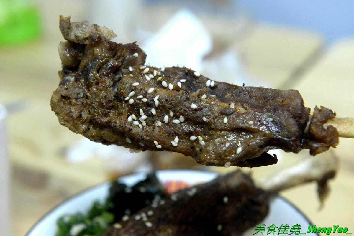 [台中北區]安羽軒食堂 – 台中超火紅的浮誇丼飯專賣店又有新東西了,超霸氣燒烤戰斧豬排一次給你兩支讓你當雷神索爾,20盎司大份量,搭配兩種不同風格的調味,好好吃但是吃完超飽的啦(已歇業)