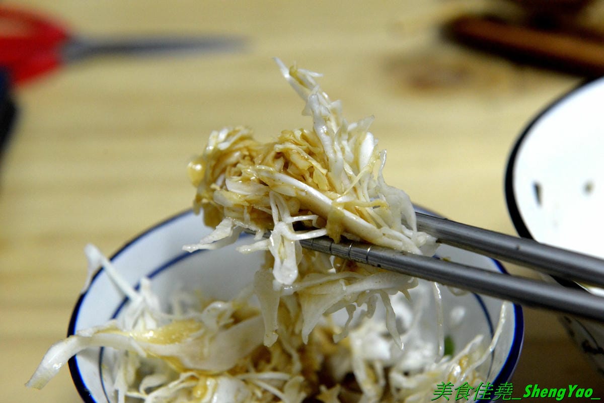 [台中北區]安羽軒食堂 – 台中超火紅的浮誇丼飯專賣店又有新東西了,超霸氣燒烤戰斧豬排一次給你兩支讓你當雷神索爾,20盎司大份量,搭配兩種不同風格的調味,好好吃但是吃完超飽的啦(已歇業)