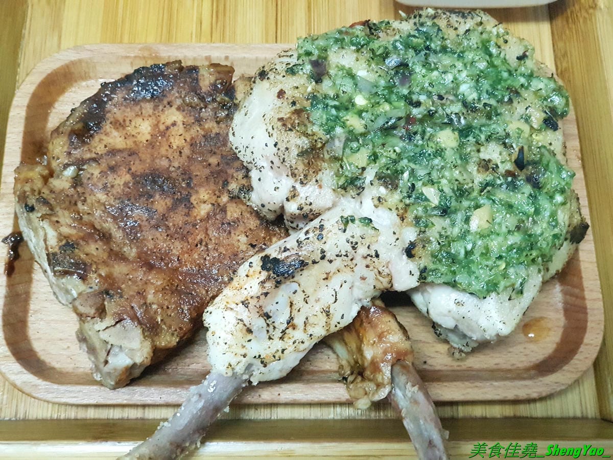 [台中北區]安羽軒食堂 – 台中超火紅的浮誇丼飯專賣店又有新東西了,超霸氣燒烤戰斧豬排一次給你兩支讓你當雷神索爾,20盎司大份量,搭配兩種不同風格的調味,好好吃但是吃完超飽的啦(已歇業)