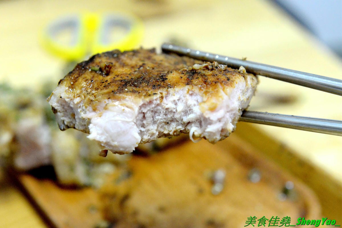 [台中北區]安羽軒食堂 – 台中超火紅的浮誇丼飯專賣店又有新東西了,超霸氣燒烤戰斧豬排一次給你兩支讓你當雷神索爾,20盎司大份量,搭配兩種不同風格的調味,好好吃但是吃完超飽的啦(已歇業)