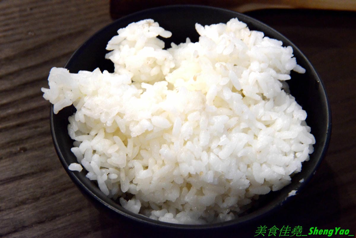[台中豐原]沁咕們 – 豐原新開的韓式料理,裝潢超有特色,立體感設計的彩繪牆面漂亮到不行,石鍋拌飯、部隊鍋和韓式炸雞不錯吃有推薦,內用有泰式奶茶和可爾必思冰沙無限暢飲,C/P值不錯。