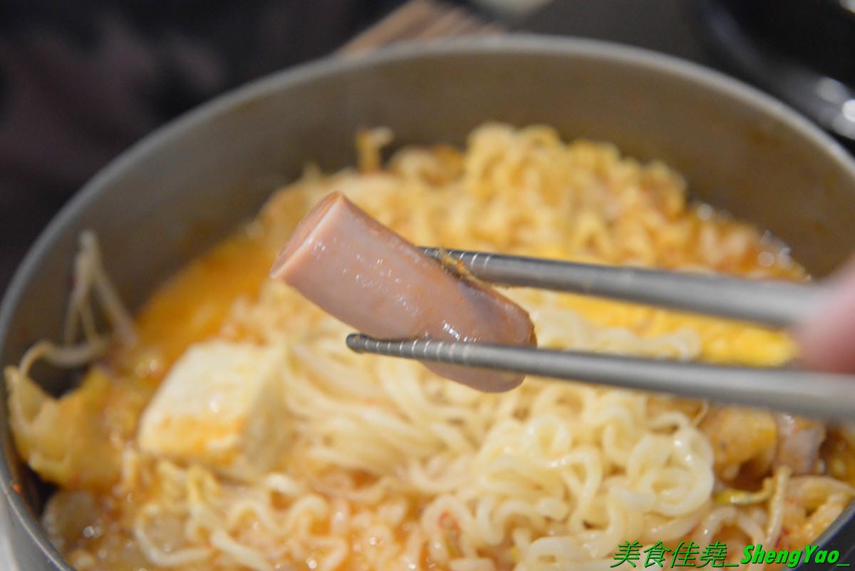 [台中豐原]沁咕們 – 豐原新開的韓式料理,裝潢超有特色,立體感設計的彩繪牆面漂亮到不行,石鍋拌飯、部隊鍋和韓式炸雞不錯吃有推薦,內用有泰式奶茶和可爾必思冰沙無限暢飲,C/P值不錯。