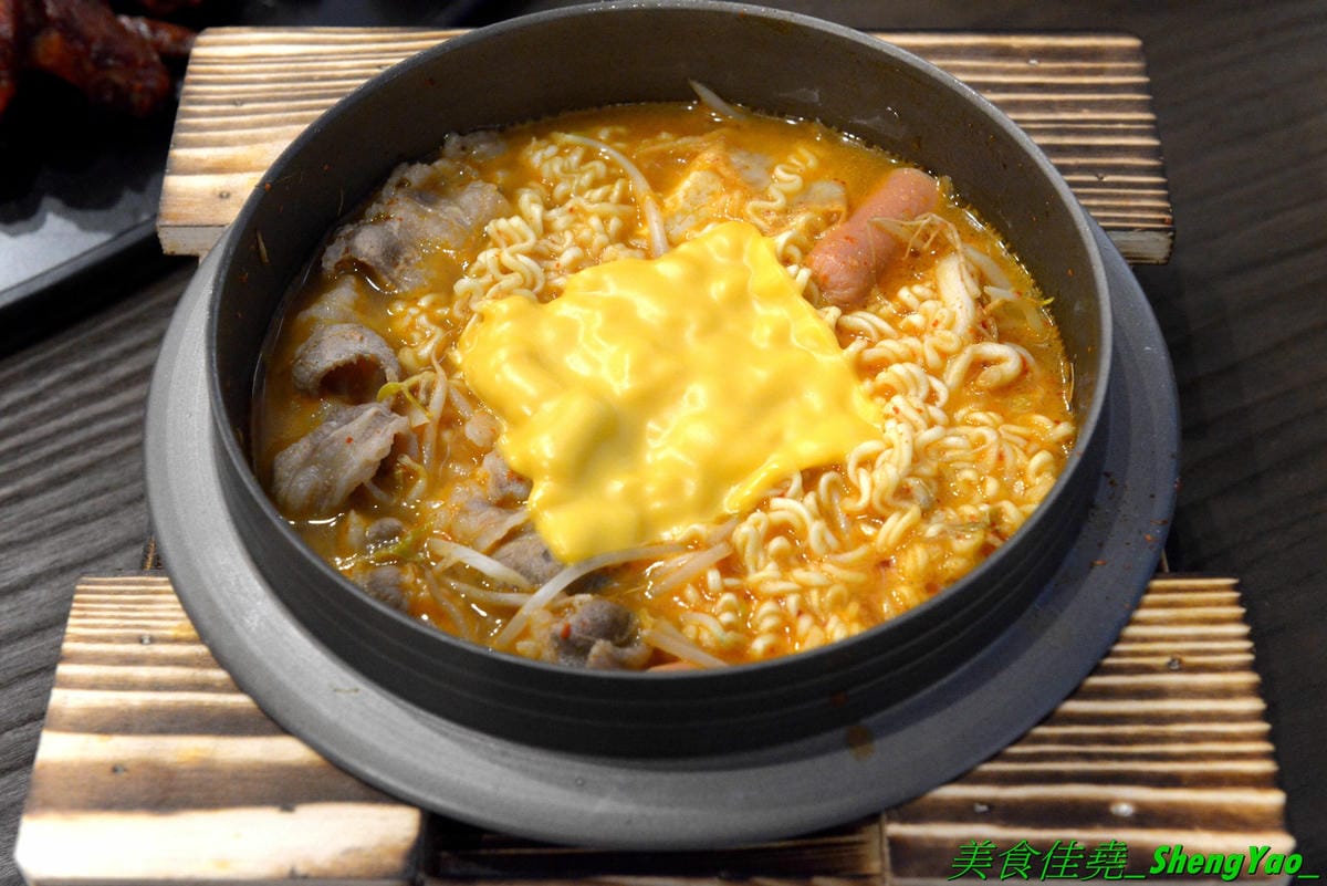 [台中豐原]沁咕們 – 豐原新開的韓式料理,裝潢超有特色,立體感設計的彩繪牆面漂亮到不行,石鍋拌飯、部隊鍋和韓式炸雞不錯吃有推薦,內用有泰式奶茶和可爾必思冰沙無限暢飲,C/P值不錯。