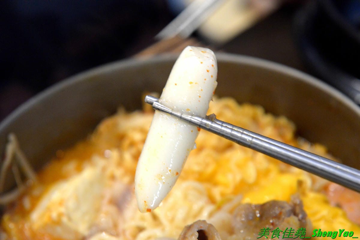 [台中豐原]沁咕們 – 豐原新開的韓式料理,裝潢超有特色,立體感設計的彩繪牆面漂亮到不行,石鍋拌飯、部隊鍋和韓式炸雞不錯吃有推薦,內用有泰式奶茶和可爾必思冰沙無限暢飲,C/P值不錯。