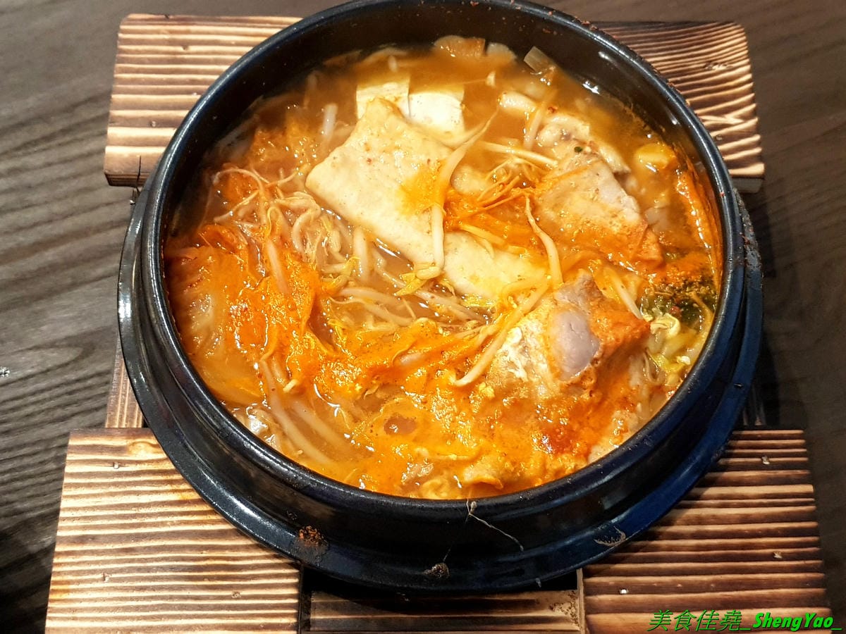 [台中豐原]沁咕們 – 豐原新開的韓式料理,裝潢超有特色,立體感設計的彩繪牆面漂亮到不行,石鍋拌飯、部隊鍋和韓式炸雞不錯吃有推薦,內用有泰式奶茶和可爾必思冰沙無限暢飲,C/P值不錯。