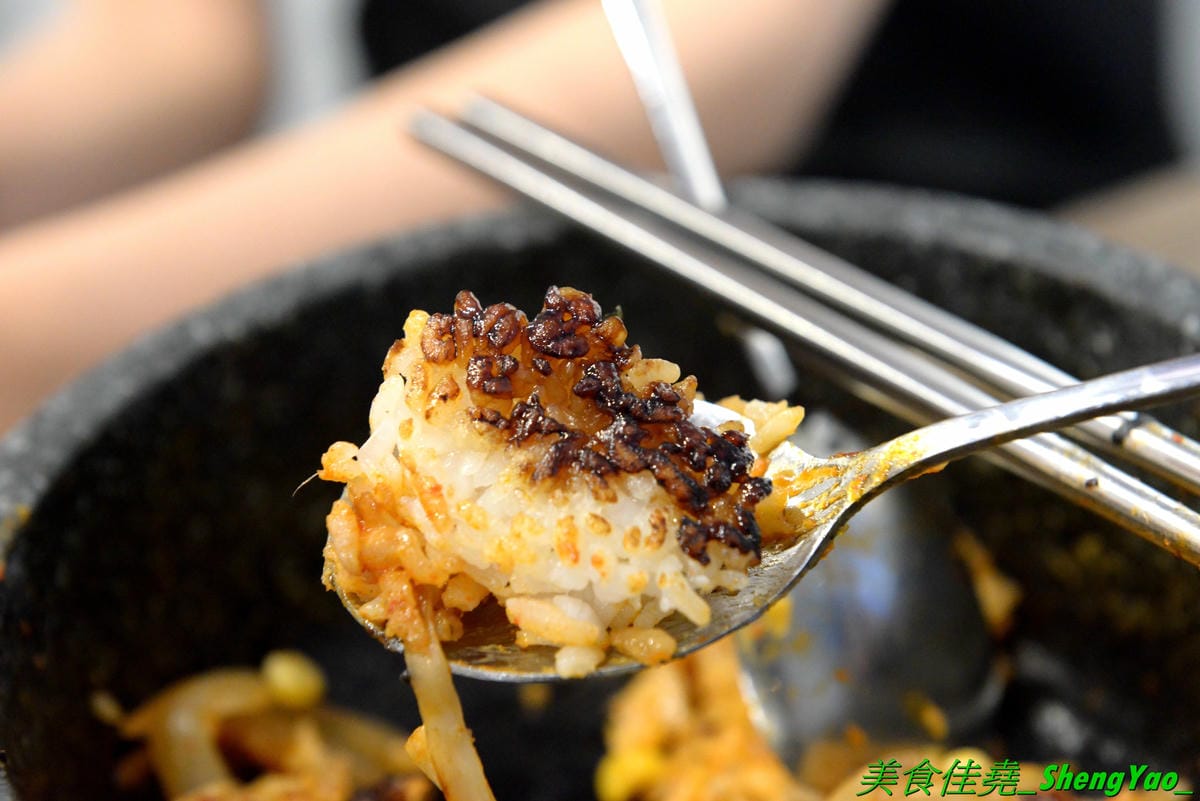 [台中豐原]沁咕們 – 豐原新開的韓式料理,裝潢超有特色,立體感設計的彩繪牆面漂亮到不行,石鍋拌飯、部隊鍋和韓式炸雞不錯吃有推薦,內用有泰式奶茶和可爾必思冰沙無限暢飲,C/P值不錯。