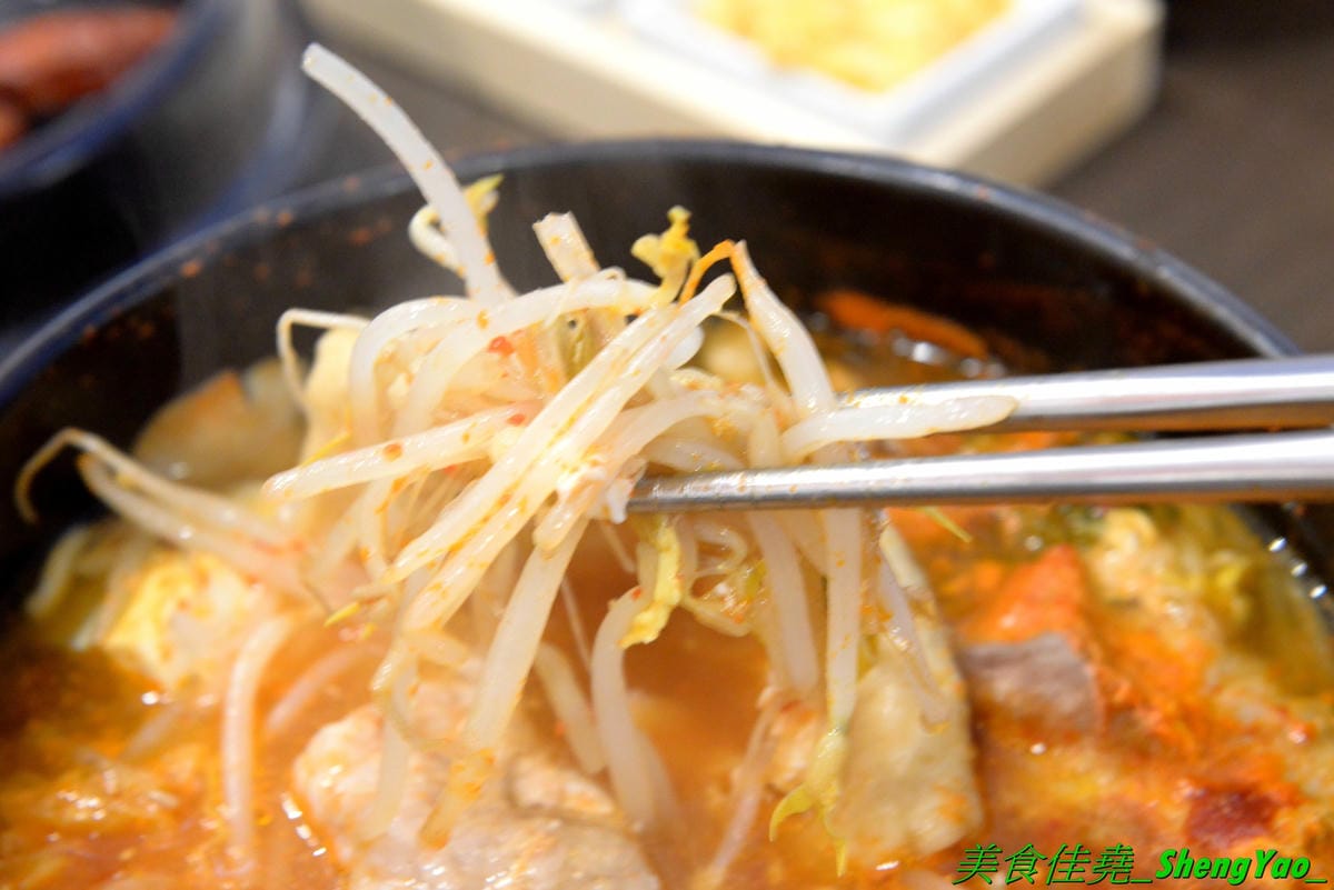 [台中豐原]沁咕們 – 豐原新開的韓式料理,裝潢超有特色,立體感設計的彩繪牆面漂亮到不行,石鍋拌飯、部隊鍋和韓式炸雞不錯吃有推薦,內用有泰式奶茶和可爾必思冰沙無限暢飲,C/P值不錯。