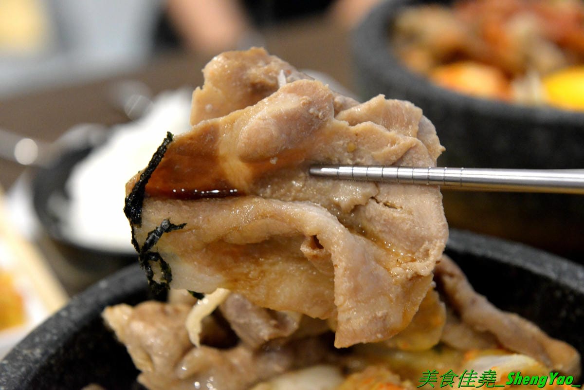 [台中豐原]沁咕們 – 豐原新開的韓式料理,裝潢超有特色,立體感設計的彩繪牆面漂亮到不行,石鍋拌飯、部隊鍋和韓式炸雞不錯吃有推薦,內用有泰式奶茶和可爾必思冰沙無限暢飲,C/P值不錯。