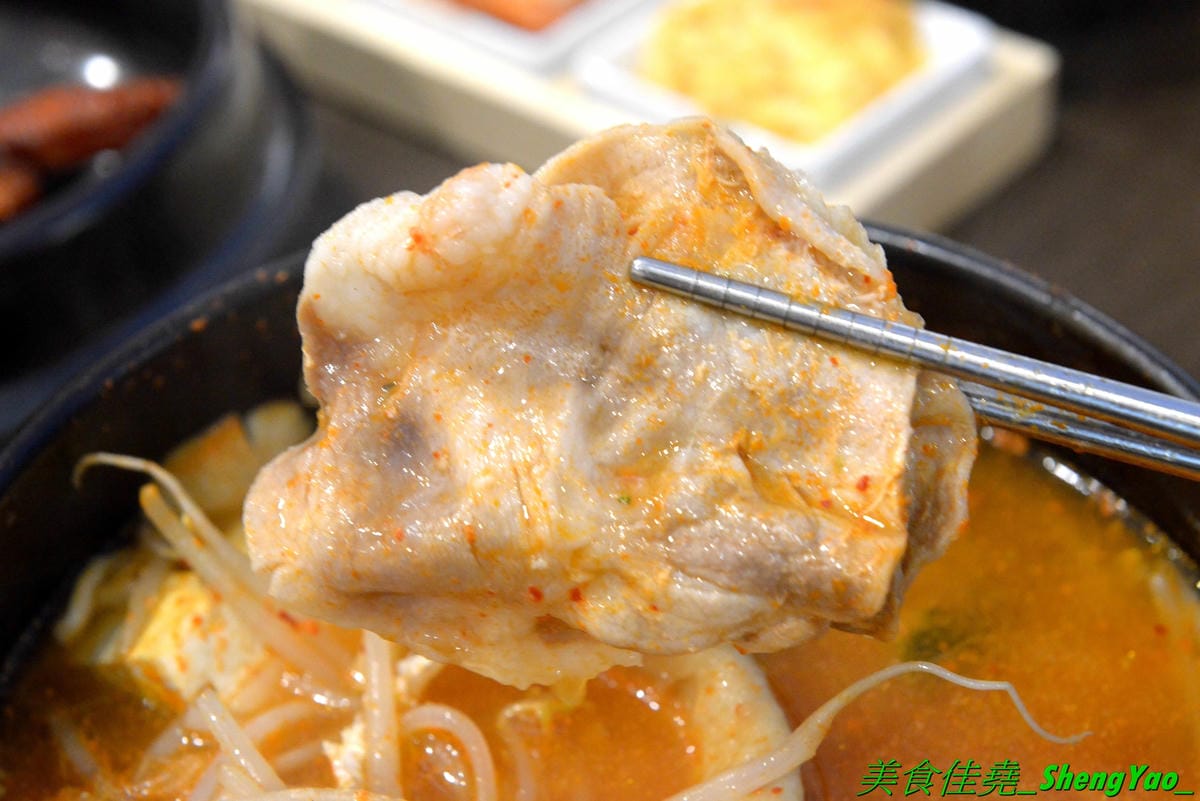 [台中豐原]沁咕們 – 豐原新開的韓式料理,裝潢超有特色,立體感設計的彩繪牆面漂亮到不行,石鍋拌飯、部隊鍋和韓式炸雞不錯吃有推薦,內用有泰式奶茶和可爾必思冰沙無限暢飲,C/P值不錯。