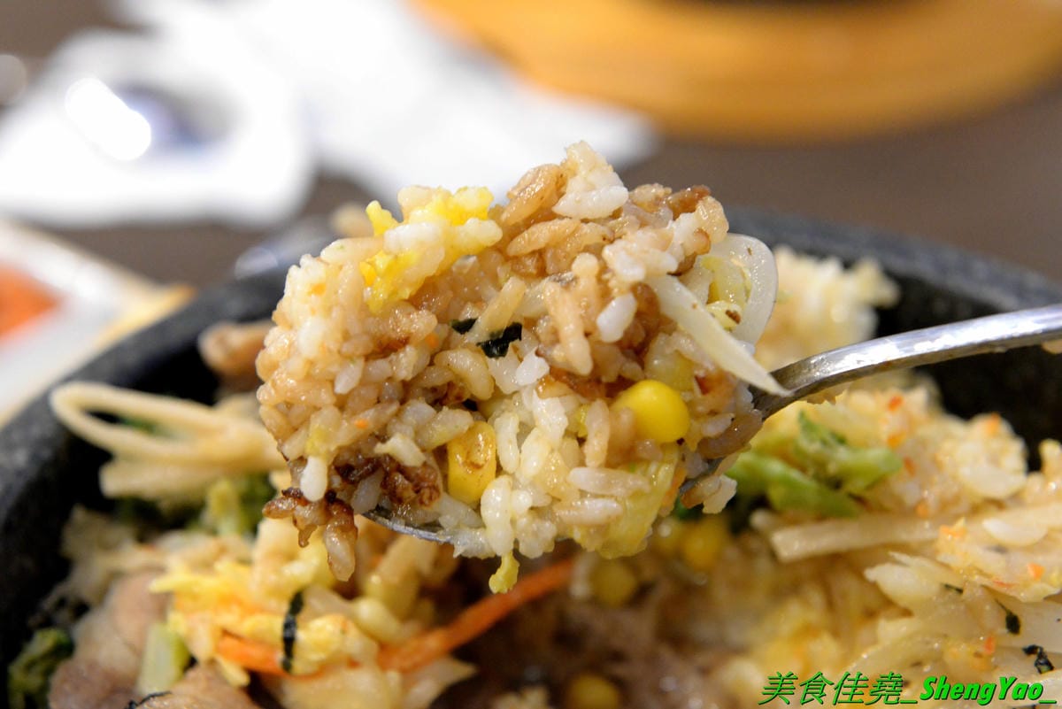 [台中豐原]沁咕們 – 豐原新開的韓式料理,裝潢超有特色,立體感設計的彩繪牆面漂亮到不行,石鍋拌飯、部隊鍋和韓式炸雞不錯吃有推薦,內用有泰式奶茶和可爾必思冰沙無限暢飲,C/P值不錯。