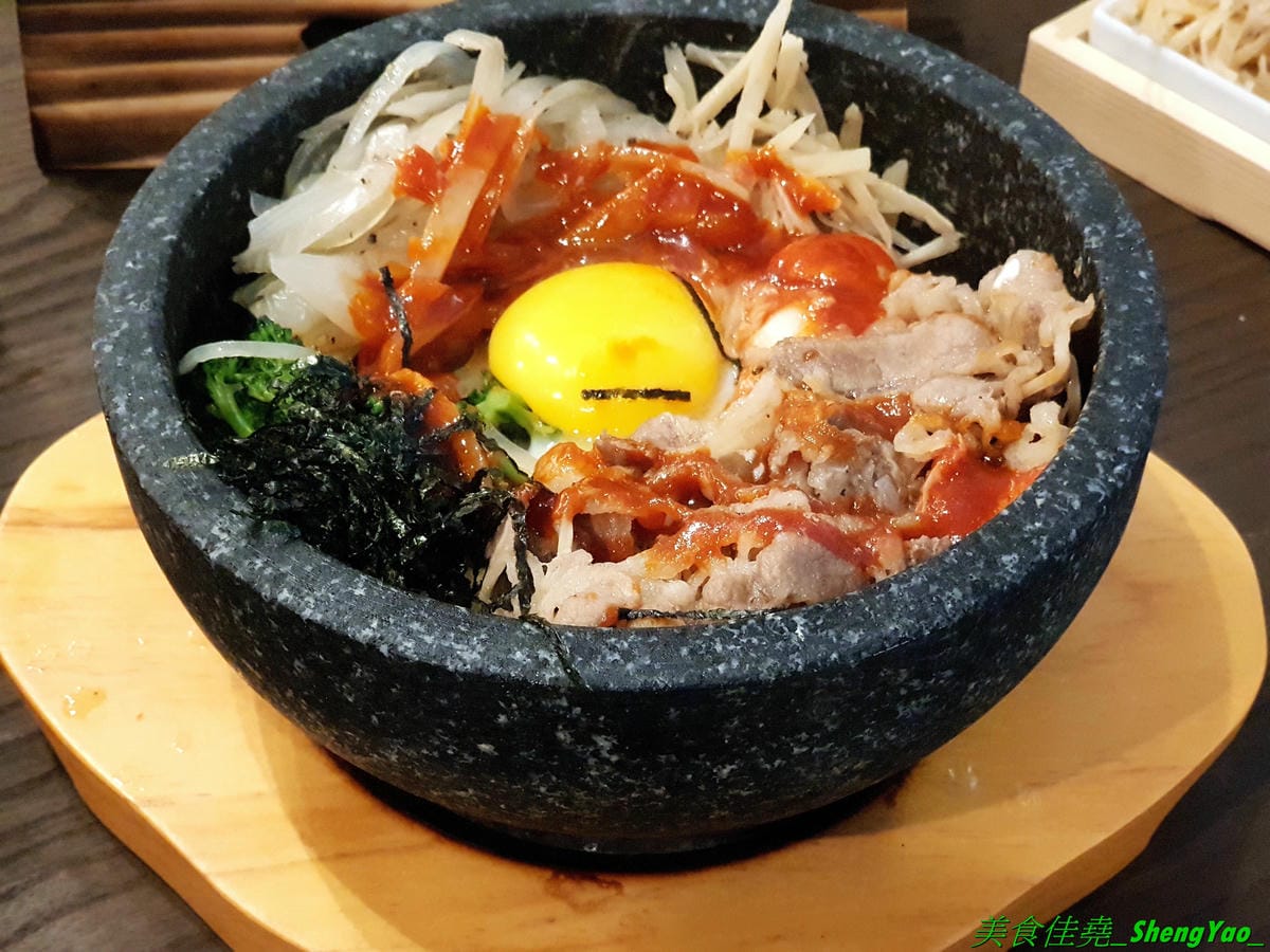 [台中豐原]沁咕們 – 豐原新開的韓式料理,裝潢超有特色,立體感設計的彩繪牆面漂亮到不行,石鍋拌飯、部隊鍋和韓式炸雞不錯吃有推薦,內用有泰式奶茶和可爾必思冰沙無限暢飲,C/P值不錯。