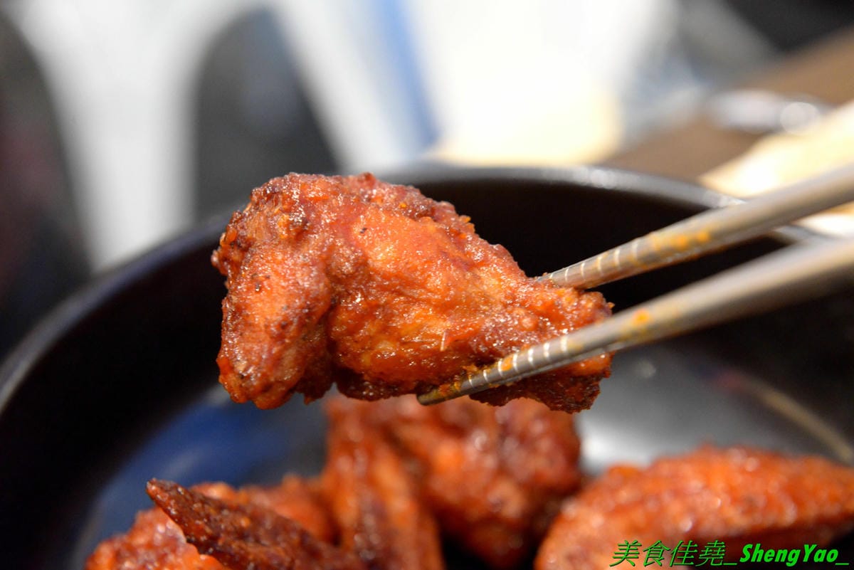 [台中豐原]沁咕們 – 豐原新開的韓式料理,裝潢超有特色,立體感設計的彩繪牆面漂亮到不行,石鍋拌飯、部隊鍋和韓式炸雞不錯吃有推薦,內用有泰式奶茶和可爾必思冰沙無限暢飲,C/P值不錯。