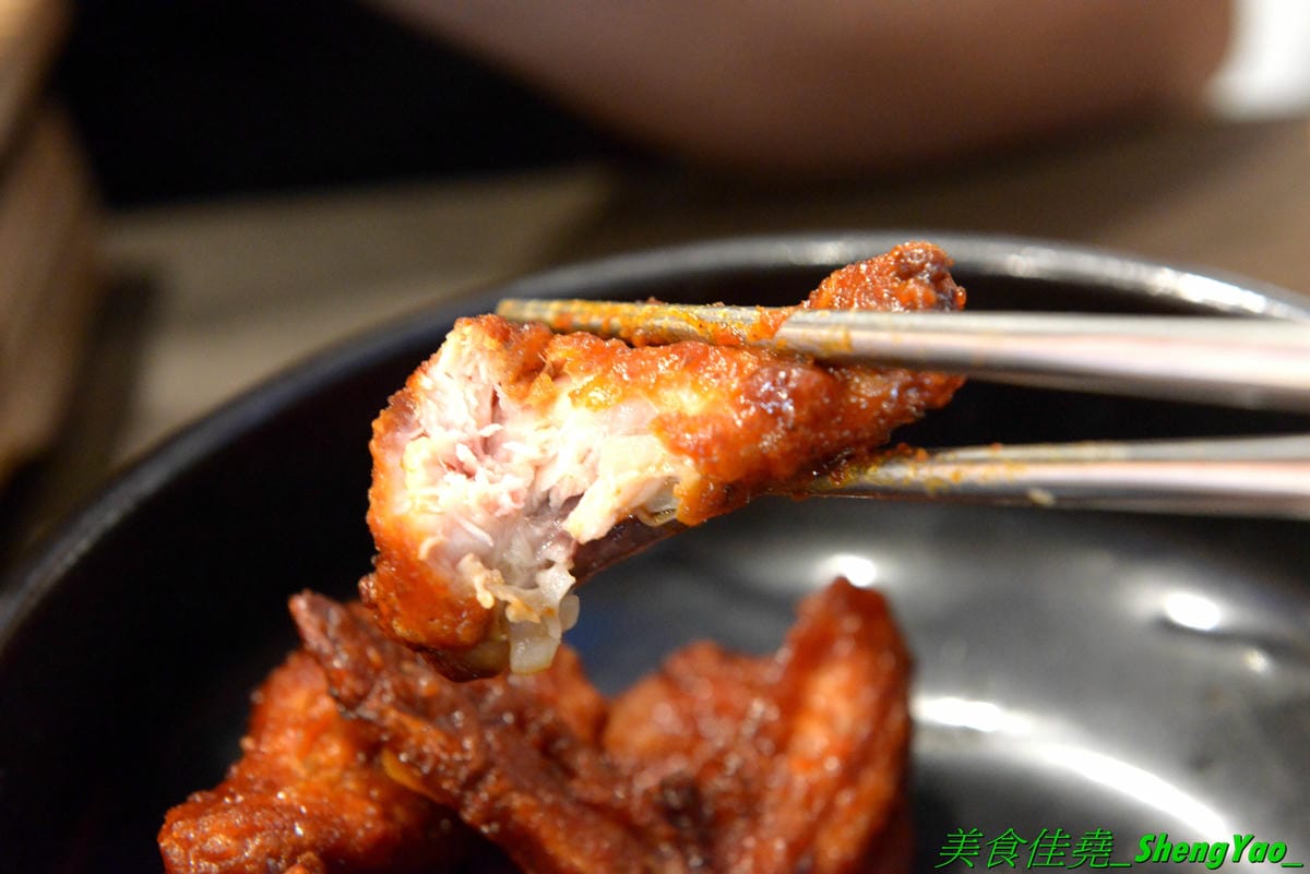 [台中豐原]沁咕們 – 豐原新開的韓式料理,裝潢超有特色,立體感設計的彩繪牆面漂亮到不行,石鍋拌飯、部隊鍋和韓式炸雞不錯吃有推薦,內用有泰式奶茶和可爾必思冰沙無限暢飲,C/P值不錯。