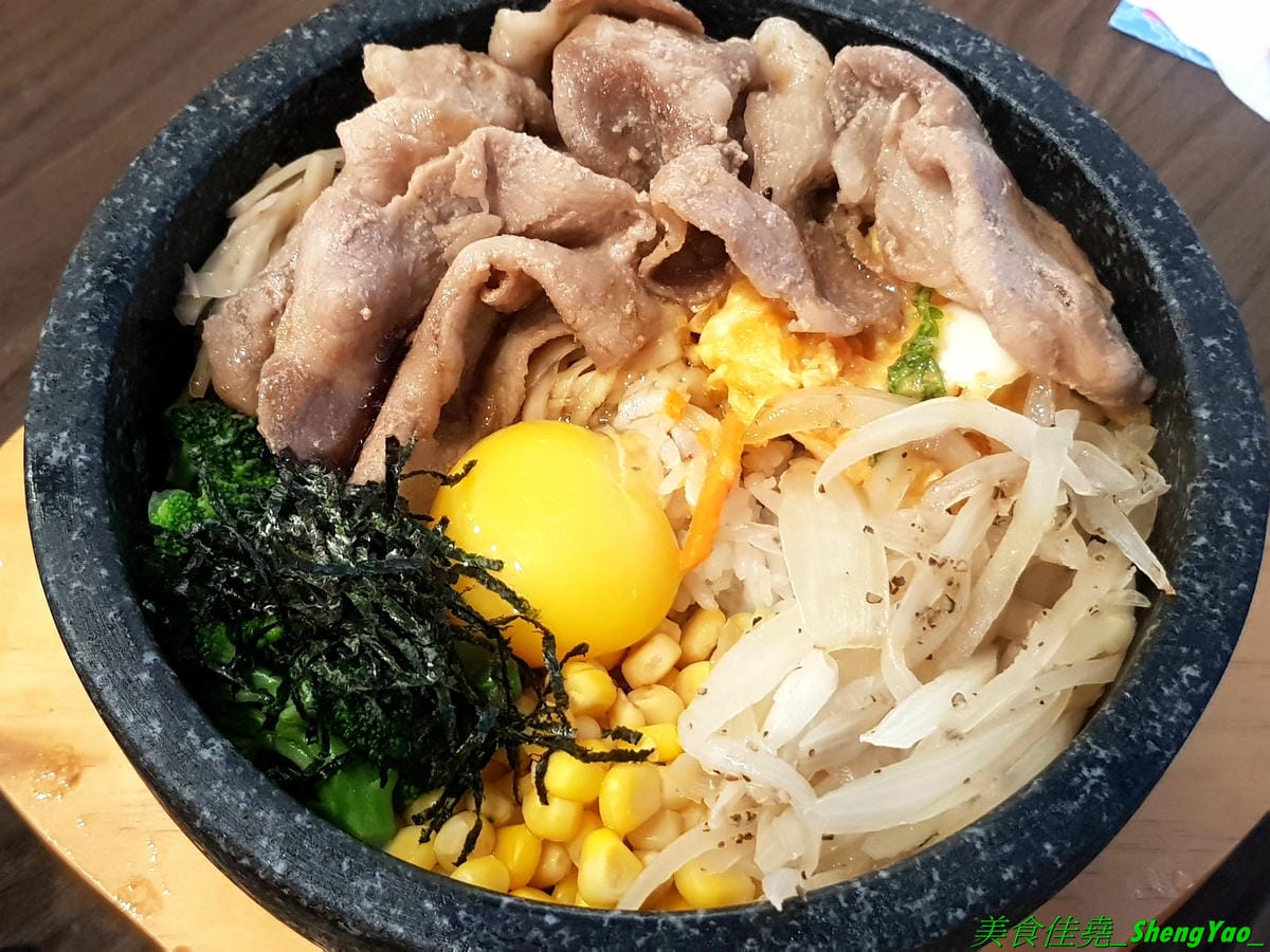 [台中豐原]沁咕們 – 豐原新開的韓式料理,裝潢超有特色,立體感設計的彩繪牆面漂亮到不行,石鍋拌飯、部隊鍋和韓式炸雞不錯吃有推薦,內用有泰式奶茶和可爾必思冰沙無限暢飲,C/P值不錯。