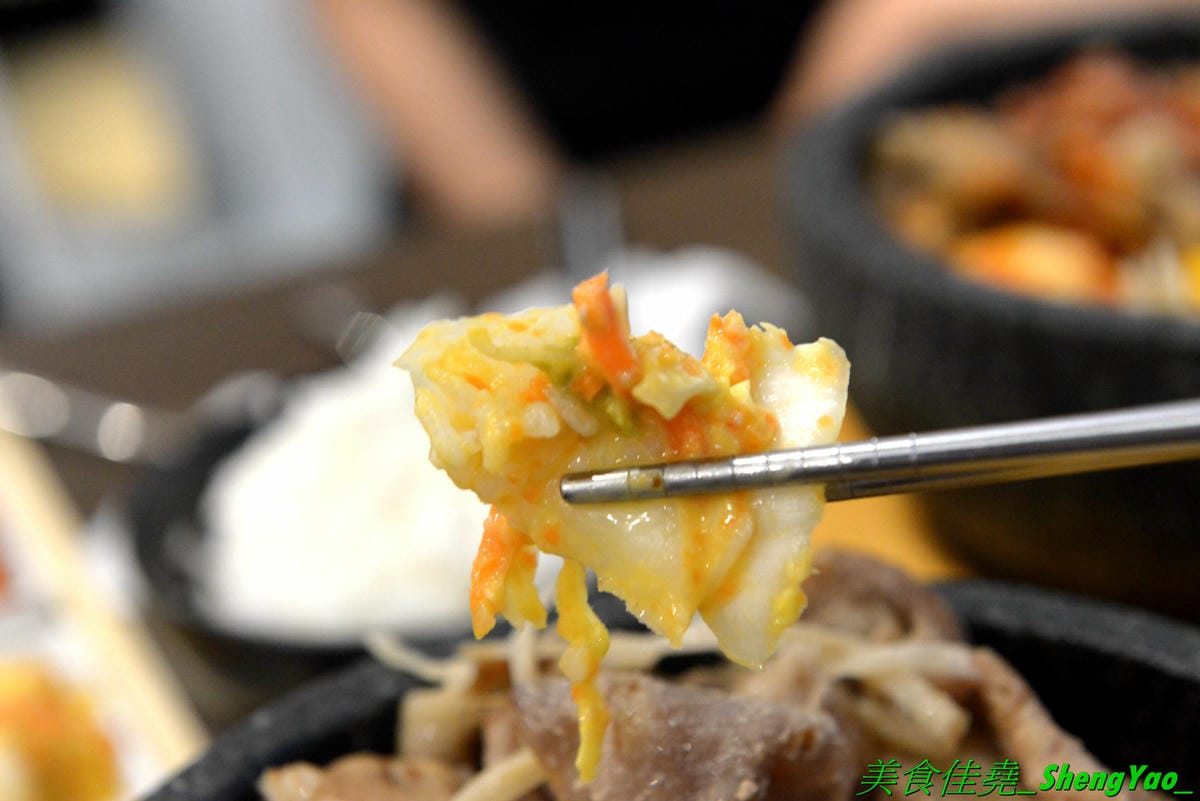 [台中豐原]沁咕們 – 豐原新開的韓式料理,裝潢超有特色,立體感設計的彩繪牆面漂亮到不行,石鍋拌飯、部隊鍋和韓式炸雞不錯吃有推薦,內用有泰式奶茶和可爾必思冰沙無限暢飲,C/P值不錯。