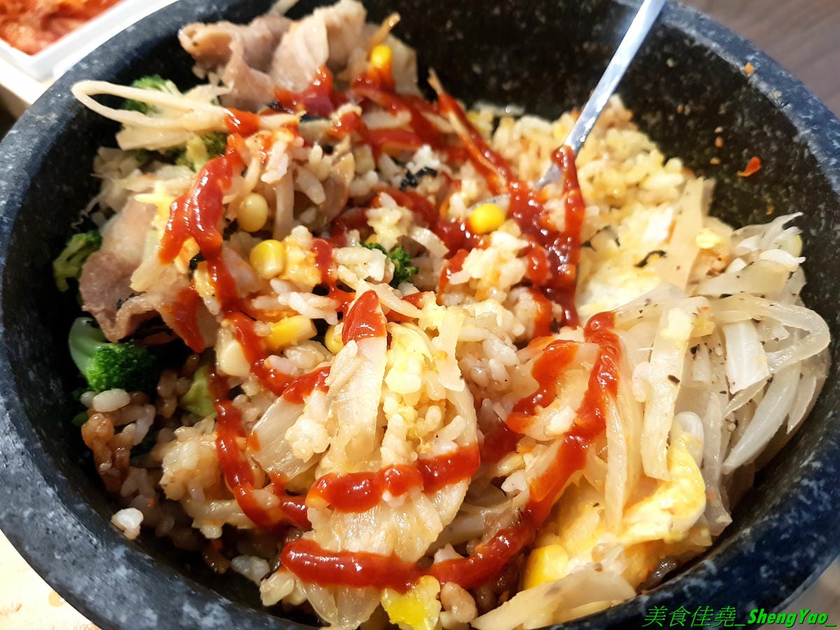 [台中豐原]沁咕們 – 豐原新開的韓式料理,裝潢超有特色,立體感設計的彩繪牆面漂亮到不行,石鍋拌飯、部隊鍋和韓式炸雞不錯吃有推薦,內用有泰式奶茶和可爾必思冰沙無限暢飲,C/P值不錯。