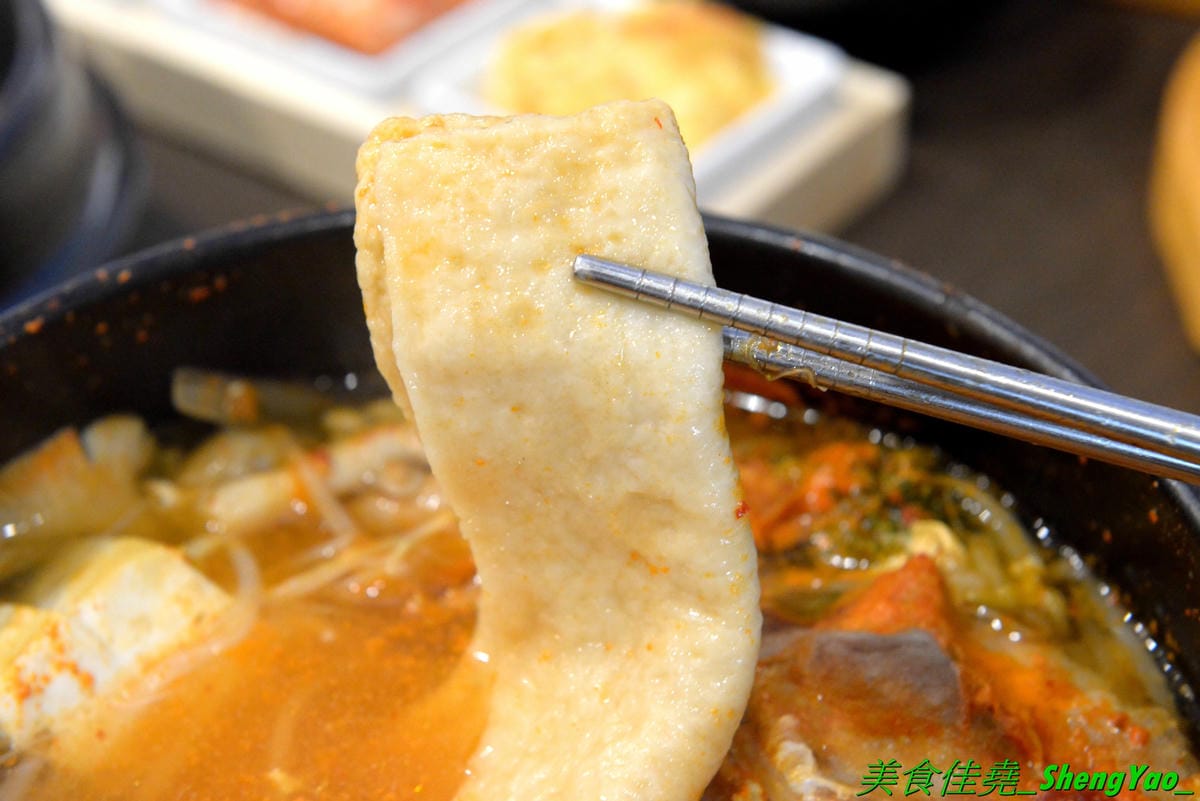[台中豐原]沁咕們 – 豐原新開的韓式料理,裝潢超有特色,立體感設計的彩繪牆面漂亮到不行,石鍋拌飯、部隊鍋和韓式炸雞不錯吃有推薦,內用有泰式奶茶和可爾必思冰沙無限暢飲,C/P值不錯。