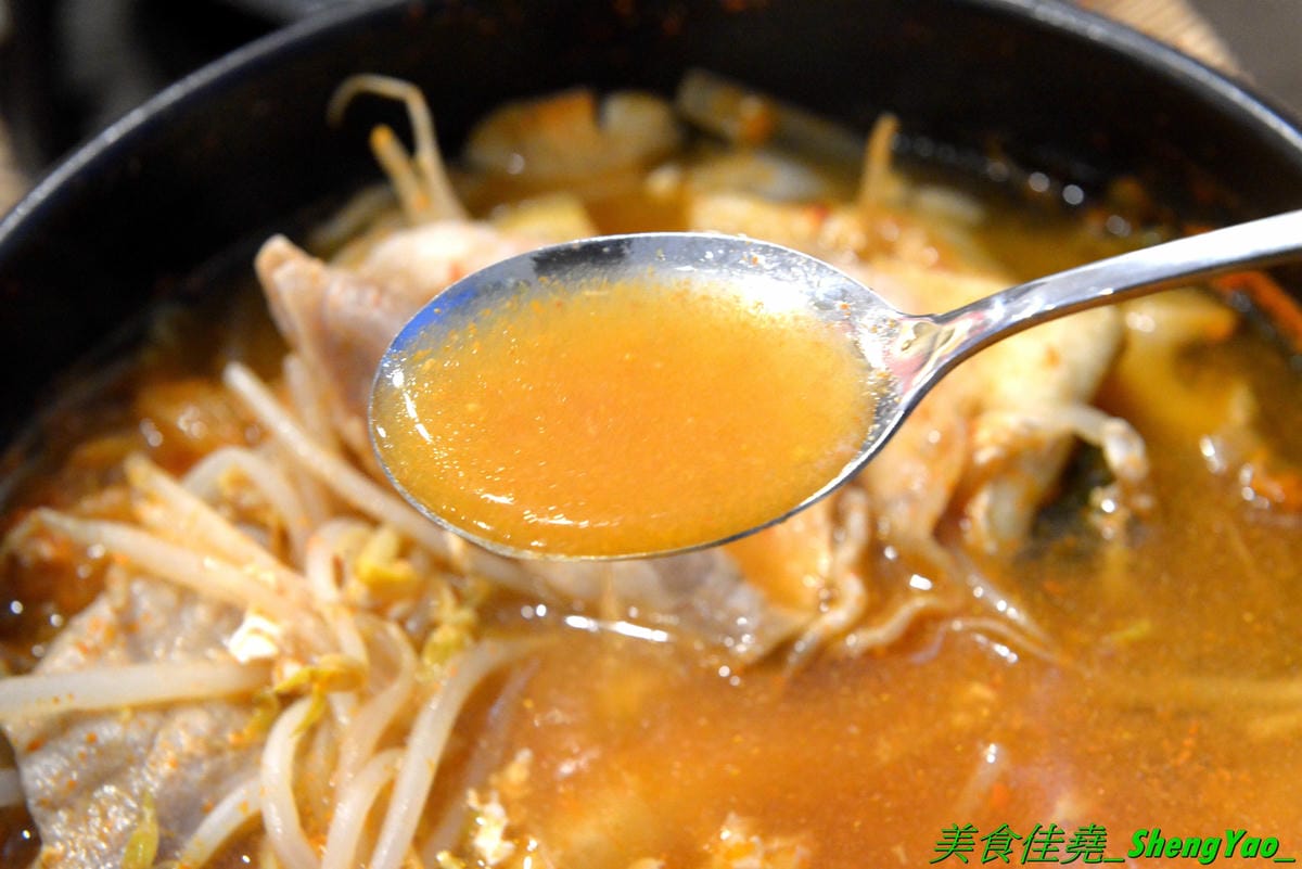 [台中豐原]沁咕們 – 豐原新開的韓式料理,裝潢超有特色,立體感設計的彩繪牆面漂亮到不行,石鍋拌飯、部隊鍋和韓式炸雞不錯吃有推薦,內用有泰式奶茶和可爾必思冰沙無限暢飲,C/P值不錯。