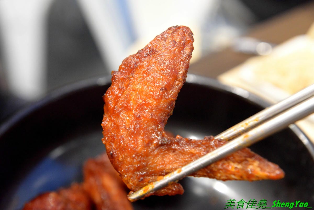 [台中豐原]沁咕們 – 豐原新開的韓式料理,裝潢超有特色,立體感設計的彩繪牆面漂亮到不行,石鍋拌飯、部隊鍋和韓式炸雞不錯吃有推薦,內用有泰式奶茶和可爾必思冰沙無限暢飲,C/P值不錯。
