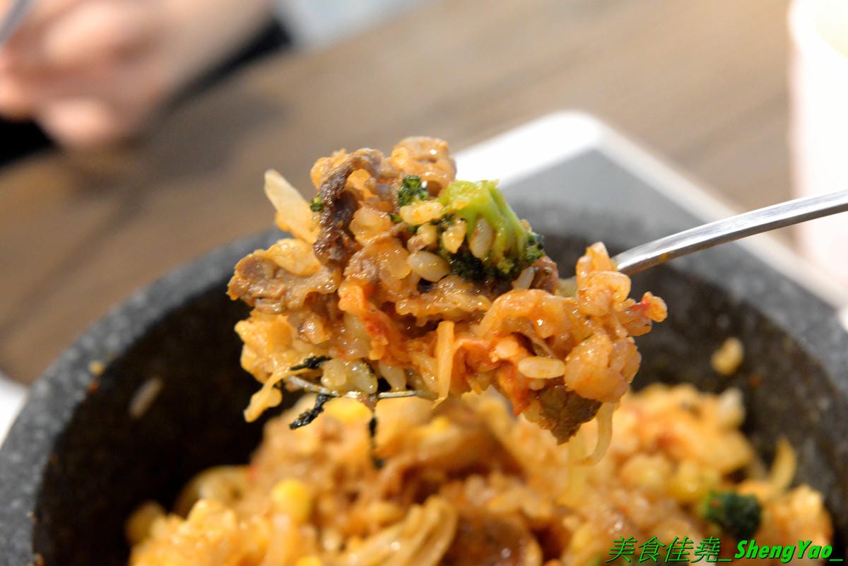 [台中豐原]沁咕們 – 豐原新開的韓式料理,裝潢超有特色,立體感設計的彩繪牆面漂亮到不行,石鍋拌飯、部隊鍋和韓式炸雞不錯吃有推薦,內用有泰式奶茶和可爾必思冰沙無限暢飲,C/P值不錯。