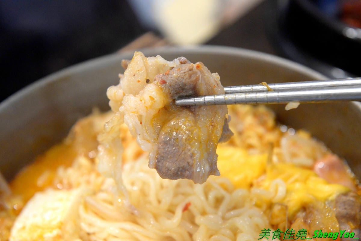 [台中豐原]沁咕們 – 豐原新開的韓式料理,裝潢超有特色,立體感設計的彩繪牆面漂亮到不行,石鍋拌飯、部隊鍋和韓式炸雞不錯吃有推薦,內用有泰式奶茶和可爾必思冰沙無限暢飲,C/P值不錯。