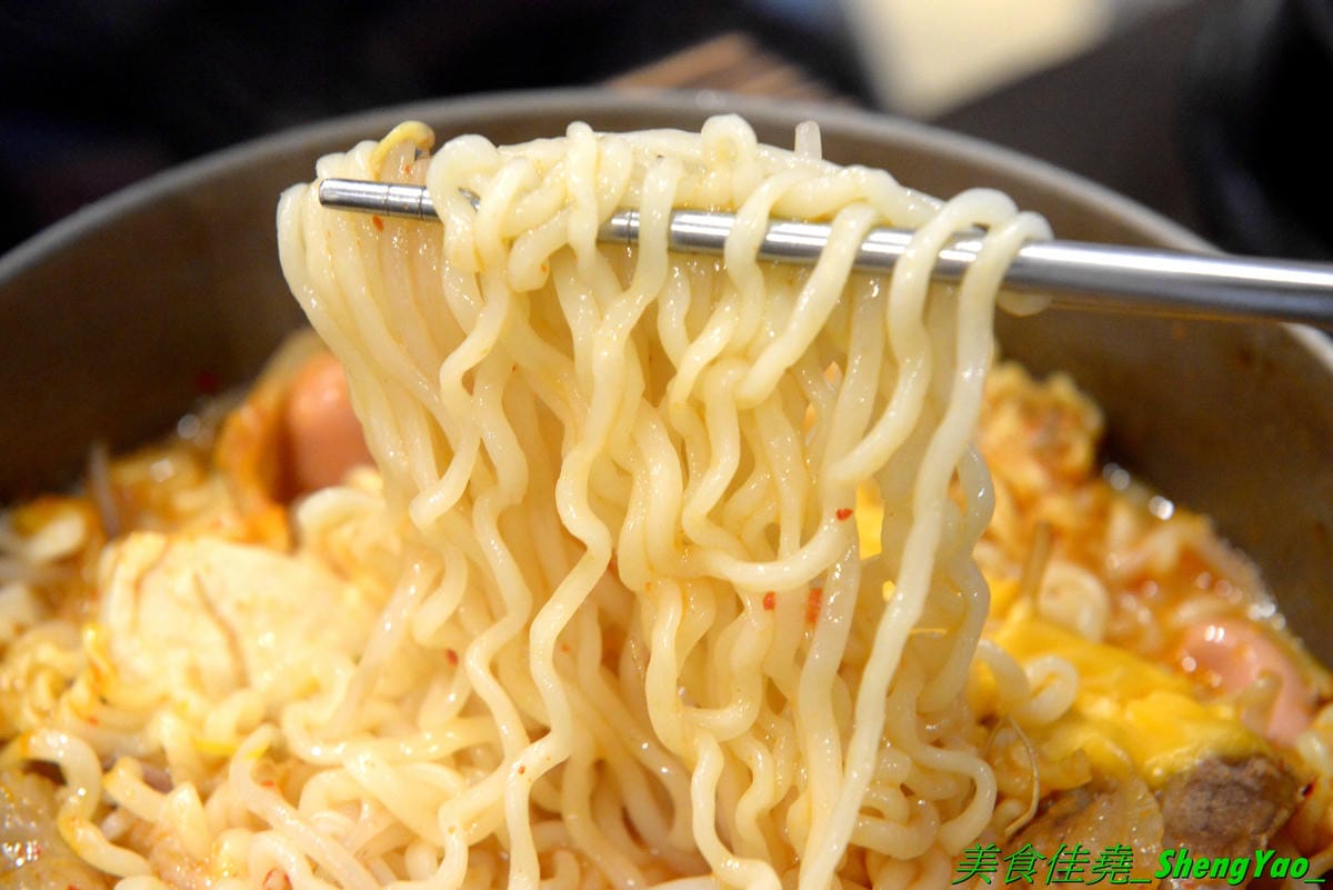 [台中豐原]沁咕們 – 豐原新開的韓式料理,裝潢超有特色,立體感設計的彩繪牆面漂亮到不行,石鍋拌飯、部隊鍋和韓式炸雞不錯吃有推薦,內用有泰式奶茶和可爾必思冰沙無限暢飲,C/P值不錯。