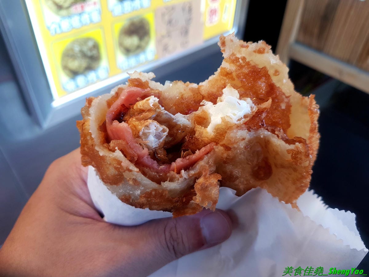 [台中沙鹿]花蓮炸蛋蔥油餅 – 不用去花蓮也能吃得到的花蓮人氣銅板美食,手工現擀餅皮,炸得金黃蓬蓬的,夾入炸過的半熟蛋以及九層塔或泡菜、柴魚等配料,一口咬下,半熟蛋爆漿流瀉出金黃蛋液,
