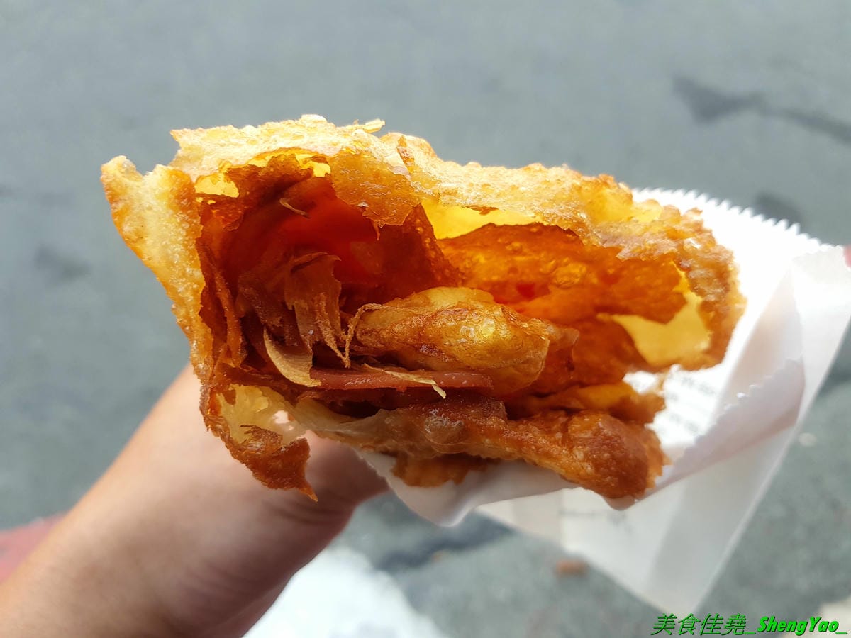 [台中沙鹿]花蓮炸蛋蔥油餅 – 不用去花蓮也能吃得到的花蓮人氣銅板美食,手工現擀餅皮,炸得金黃蓬蓬的,夾入炸過的半熟蛋以及九層塔或泡菜、柴魚等配料,一口咬下,半熟蛋爆漿流瀉出金黃蛋液,