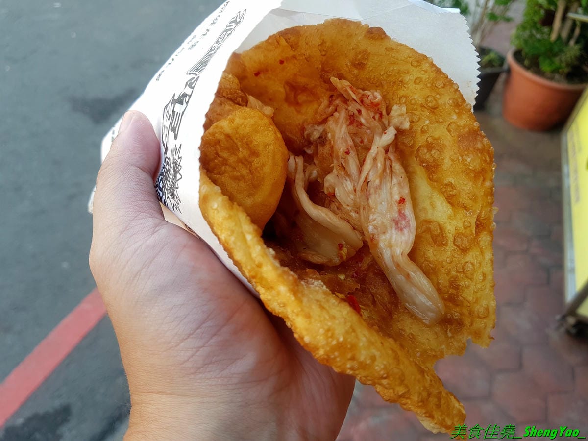 [台中沙鹿]花蓮炸蛋蔥油餅 – 不用去花蓮也能吃得到的花蓮人氣銅板美食,手工現擀餅皮,炸得金黃蓬蓬的,夾入炸過的半熟蛋以及九層塔或泡菜、柴魚等配料,一口咬下,半熟蛋爆漿流瀉出金黃蛋液,