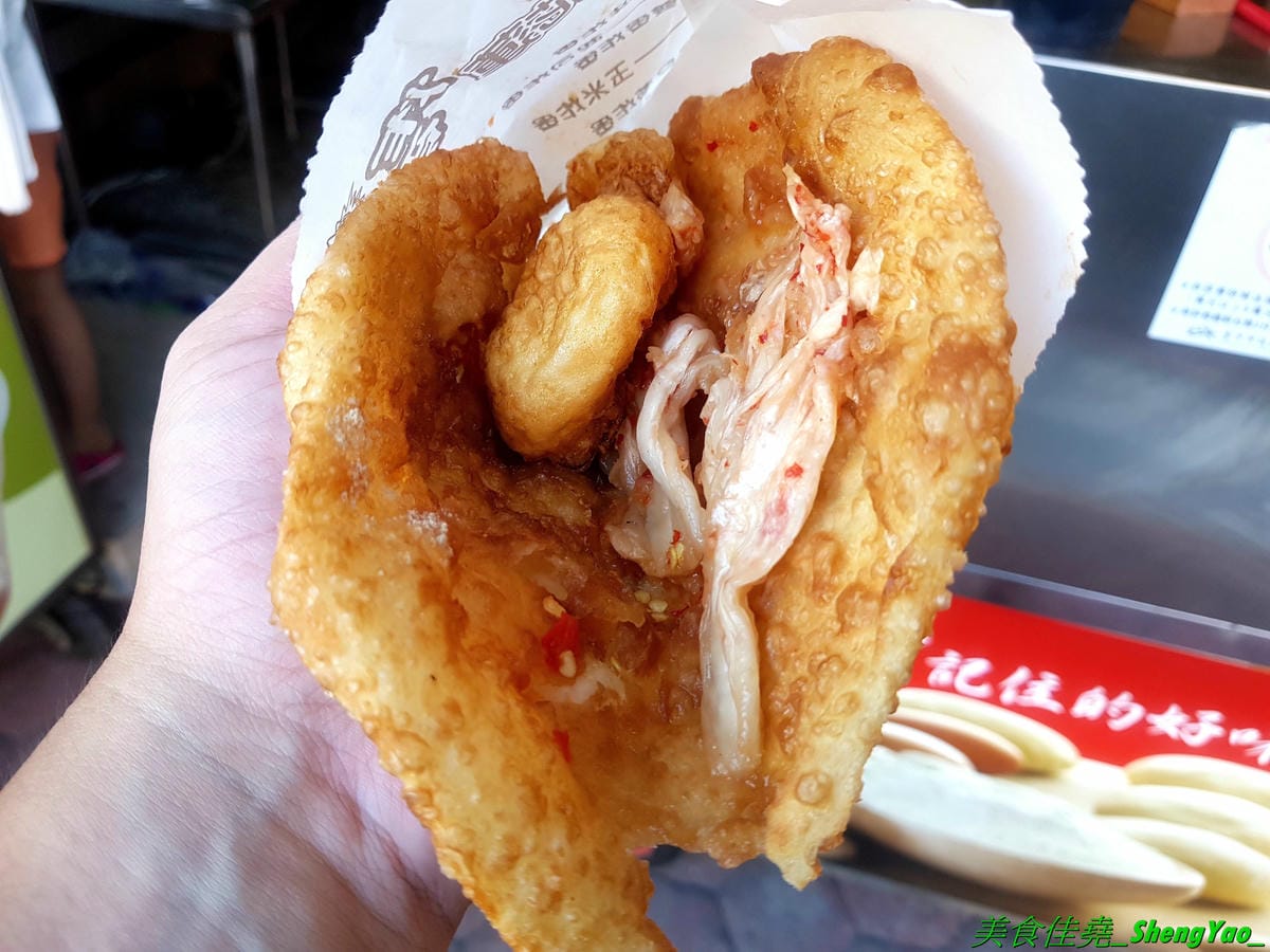 [台中沙鹿]花蓮炸蛋蔥油餅 – 不用去花蓮也能吃得到的花蓮人氣銅板美食,手工現擀餅皮,炸得金黃蓬蓬的,夾入炸過的半熟蛋以及九層塔或泡菜、柴魚等配料,一口咬下,半熟蛋爆漿流瀉出金黃蛋液,