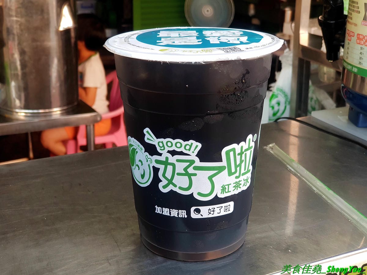 [台中沙鹿]花蓮炸蛋蔥油餅 – 不用去花蓮也能吃得到的花蓮人氣銅板美食,手工現擀餅皮,炸得金黃蓬蓬的,夾入炸過的半熟蛋以及九層塔或泡菜、柴魚等配料,一口咬下,半熟蛋爆漿流瀉出金黃蛋液,