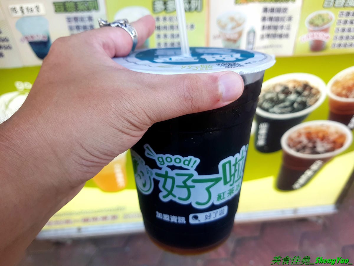 [台中沙鹿]花蓮炸蛋蔥油餅 – 不用去花蓮也能吃得到的花蓮人氣銅板美食,手工現擀餅皮,炸得金黃蓬蓬的,夾入炸過的半熟蛋以及九層塔或泡菜、柴魚等配料,一口咬下,半熟蛋爆漿流瀉出金黃蛋液,