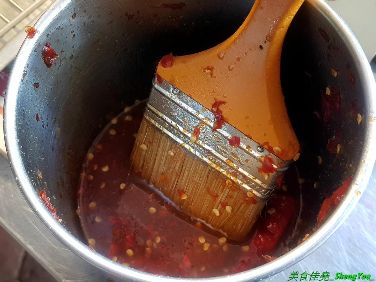 [台中沙鹿]花蓮炸蛋蔥油餅 – 不用去花蓮也能吃得到的花蓮人氣銅板美食,手工現擀餅皮,炸得金黃蓬蓬的,夾入炸過的半熟蛋以及九層塔或泡菜、柴魚等配料,一口咬下,半熟蛋爆漿流瀉出金黃蛋液,