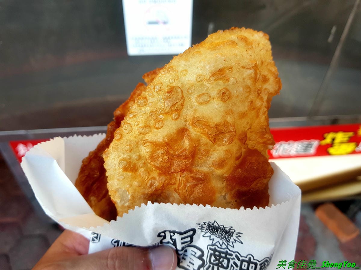 [台中沙鹿]花蓮炸蛋蔥油餅 – 不用去花蓮也能吃得到的花蓮人氣銅板美食,手工現擀餅皮,炸得金黃蓬蓬的,夾入炸過的半熟蛋以及九層塔或泡菜、柴魚等配料,一口咬下,半熟蛋爆漿流瀉出金黃蛋液,