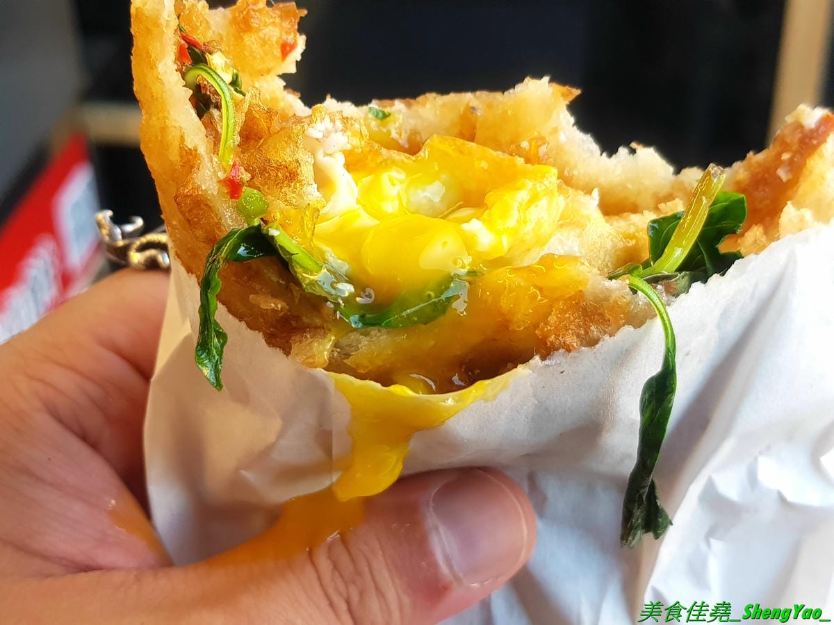 [台中沙鹿]花蓮炸蛋蔥油餅 – 不用去花蓮也能吃得到的花蓮人氣銅板美食,手工現擀餅皮,炸得金黃蓬蓬的,夾入炸過的半熟蛋以及九層塔或泡菜、柴魚等配料,一口咬下,半熟蛋爆漿流瀉出金黃蛋液,